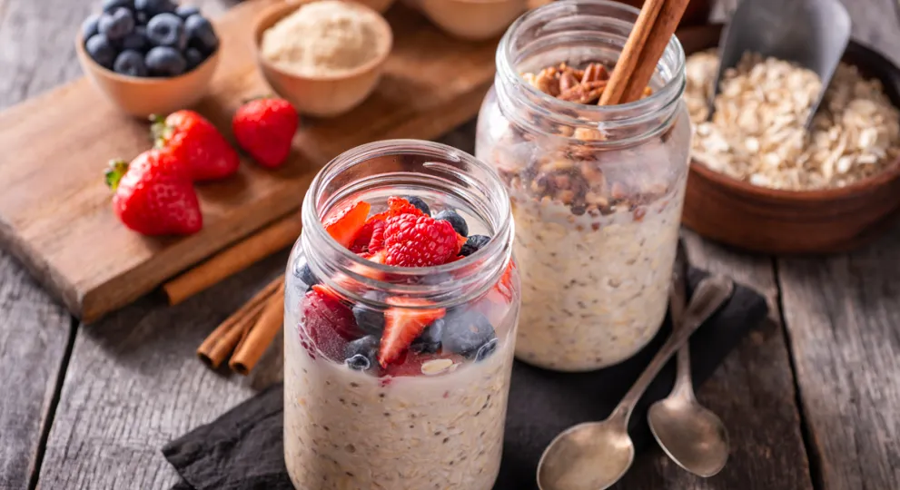 2 smoothies and dry oats in a bowl 
